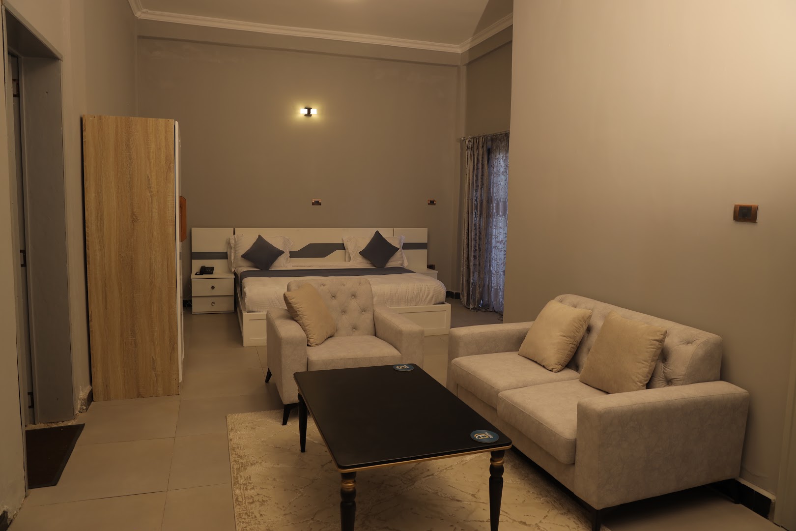 Daros International Hotel: clear photo of hotel room