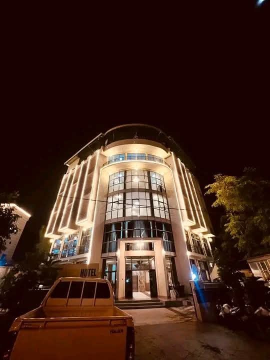 Daros International Hotel: attractive night shot of hotel