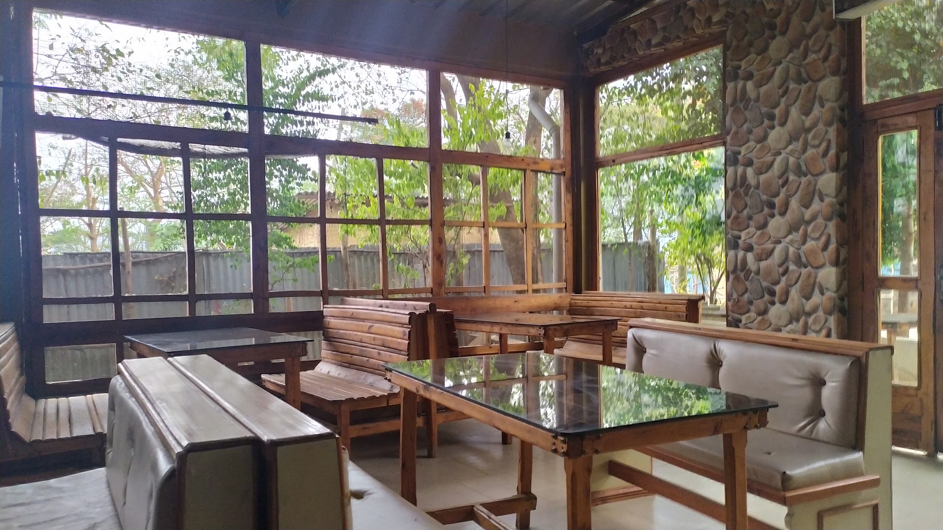 JEBM Restaurant: clear photo of restaurant interior