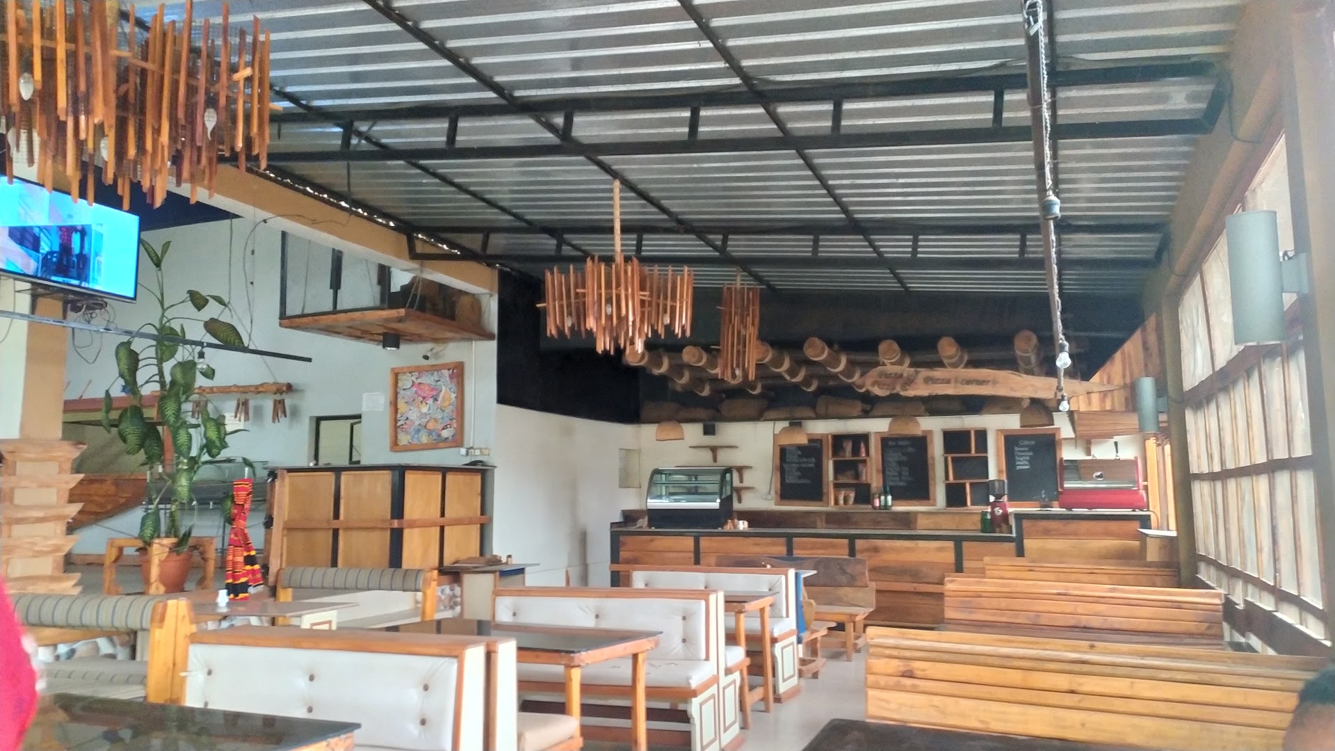 JEBM Restaurant: clear view of restaurant interior