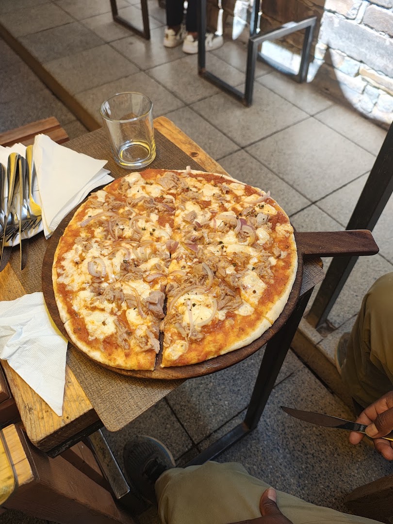 Kuda Juice & Pizzeria: appetizing photo of served pizza