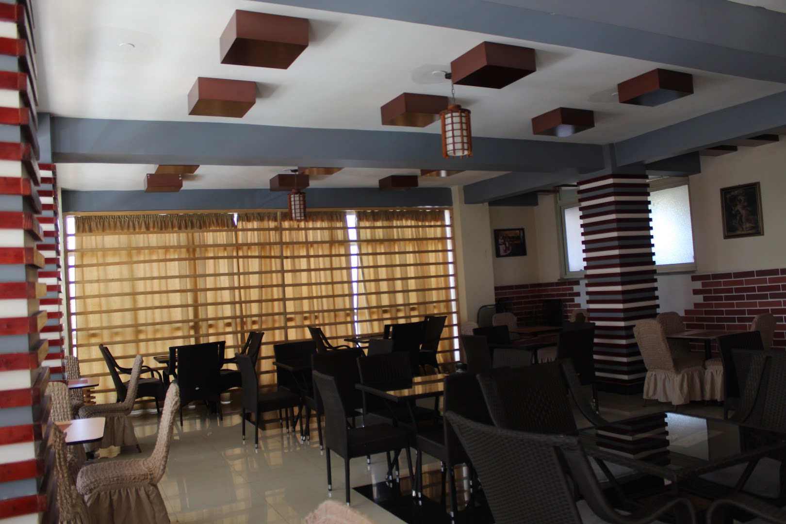 Blue Jayz Bar and Restaurant: clear view of restaurant interior
