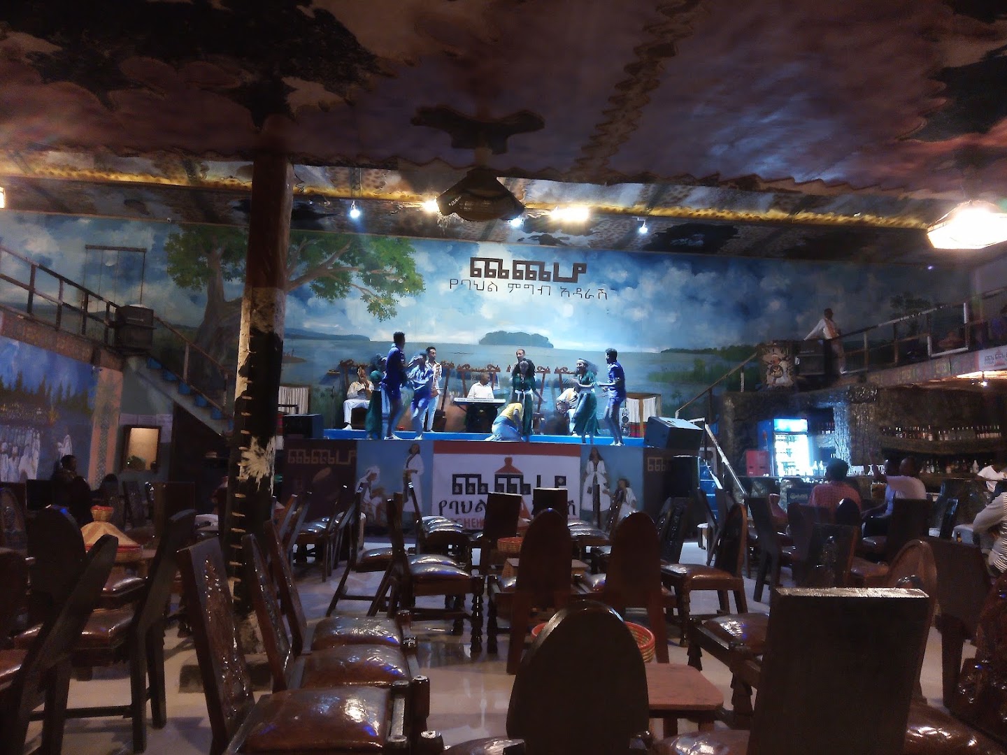 Checheho Cultural Restaurant: venue atmosphere and performance