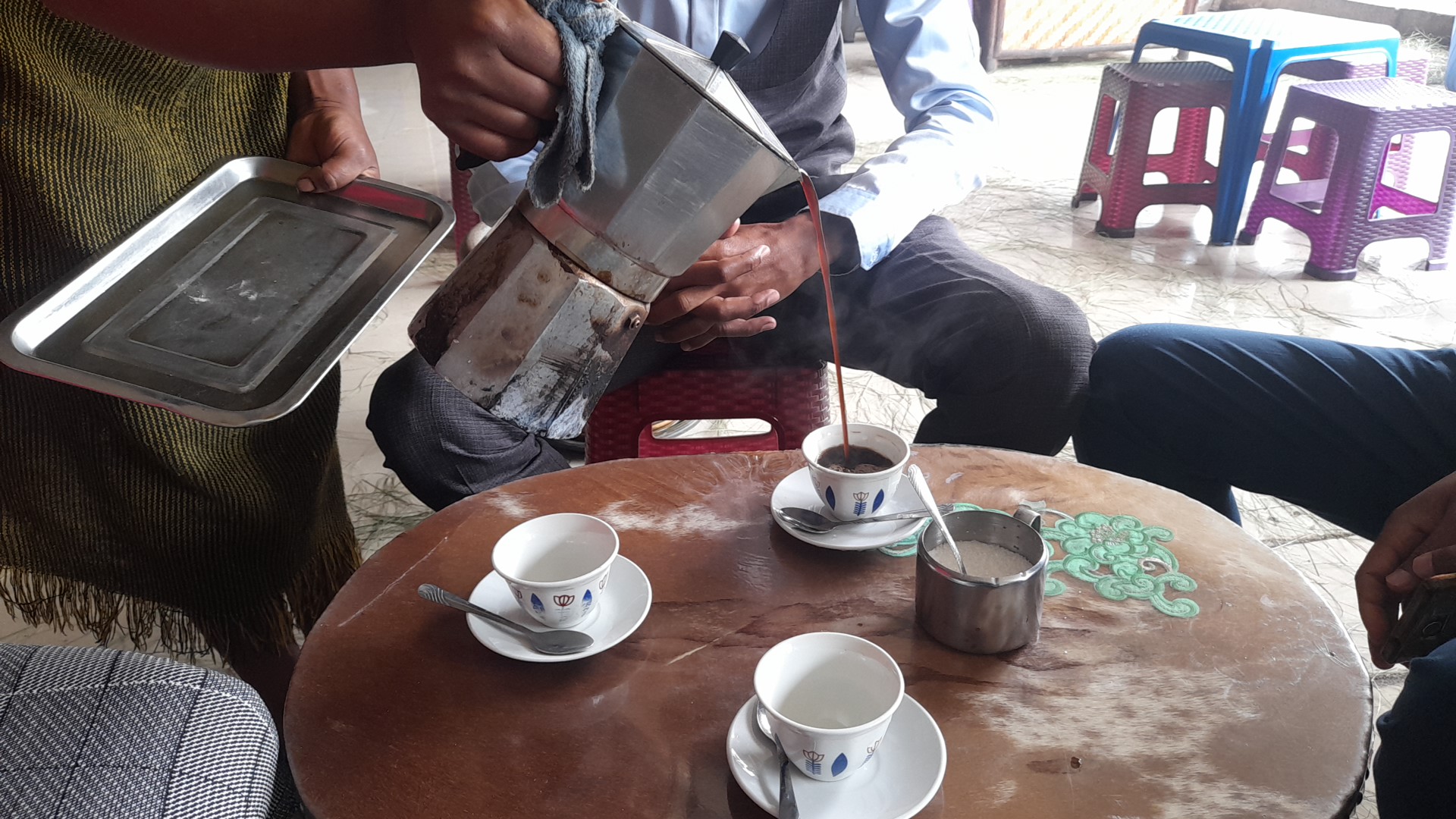 Maki Coffee ማኪ ቡና: authentic coffee service scene