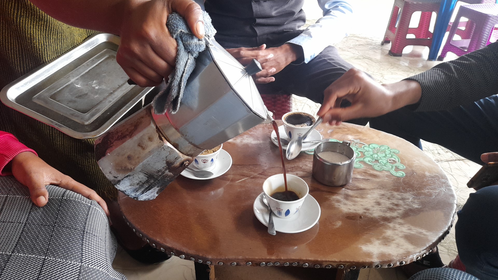 Maki Coffee ማኪ ቡና: coffee service and atmosphere