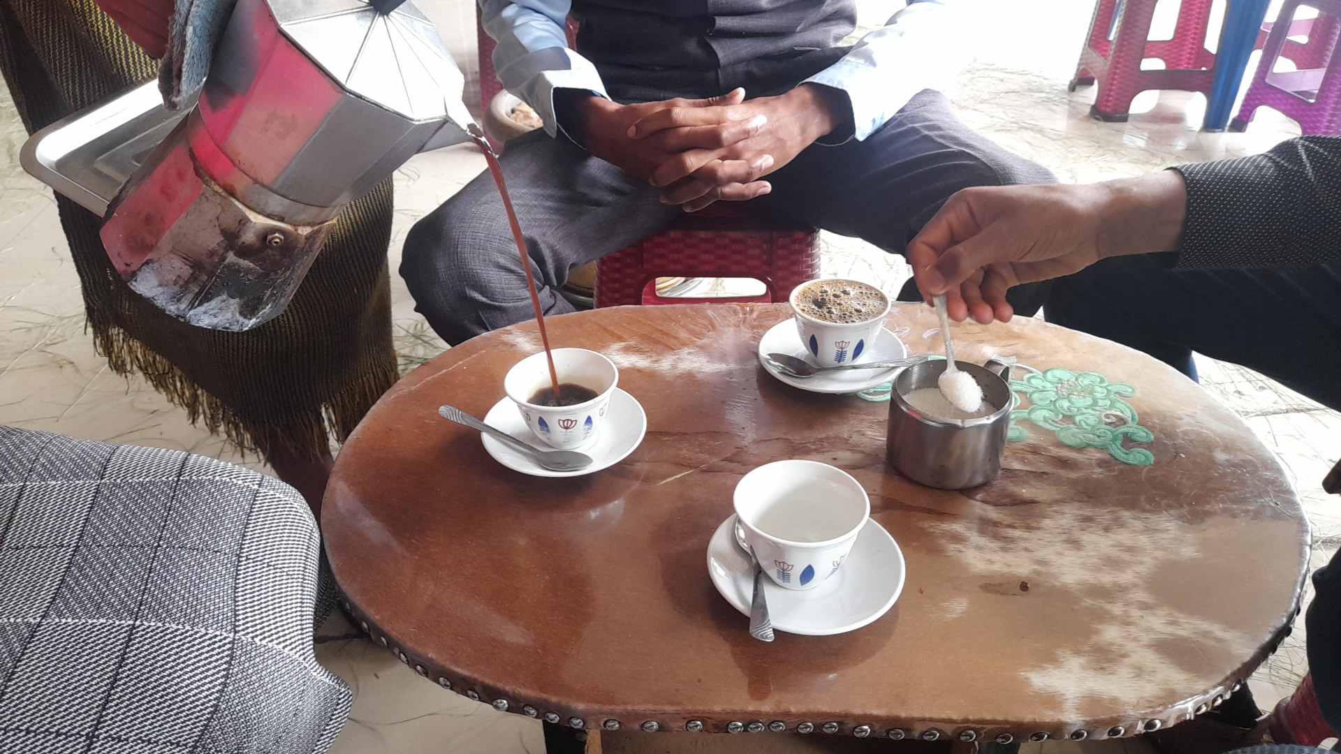 Maki Coffee ማኪ ቡና: authentic coffee service scene
