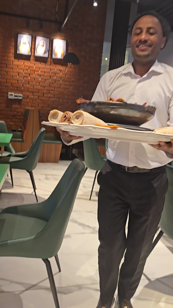 Akkoo Coffee, Bishoftu: professional staff serving food
