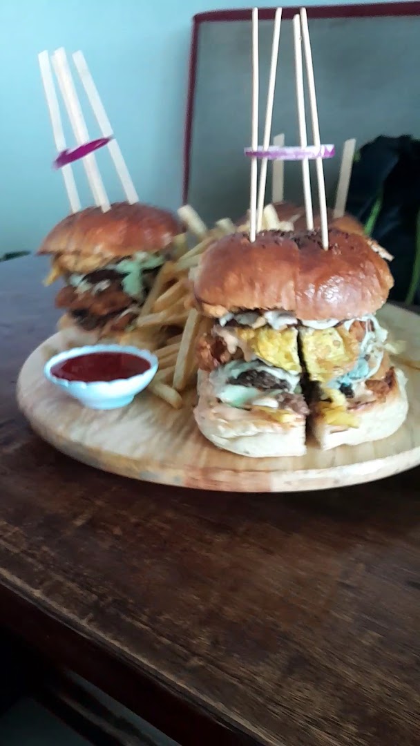 Classic Noodle and Burger: appetizing photo of restaurant food