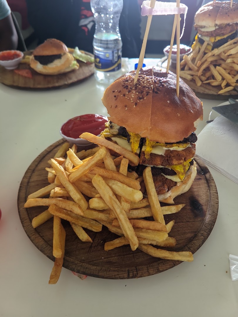 Classic Noodle and Burger: appetizing photo of restaurant food