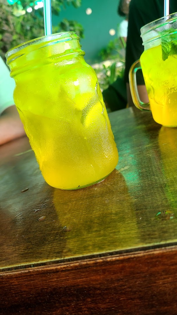 Classic Noodle and Burger: appetizing photo of restaurant drinks