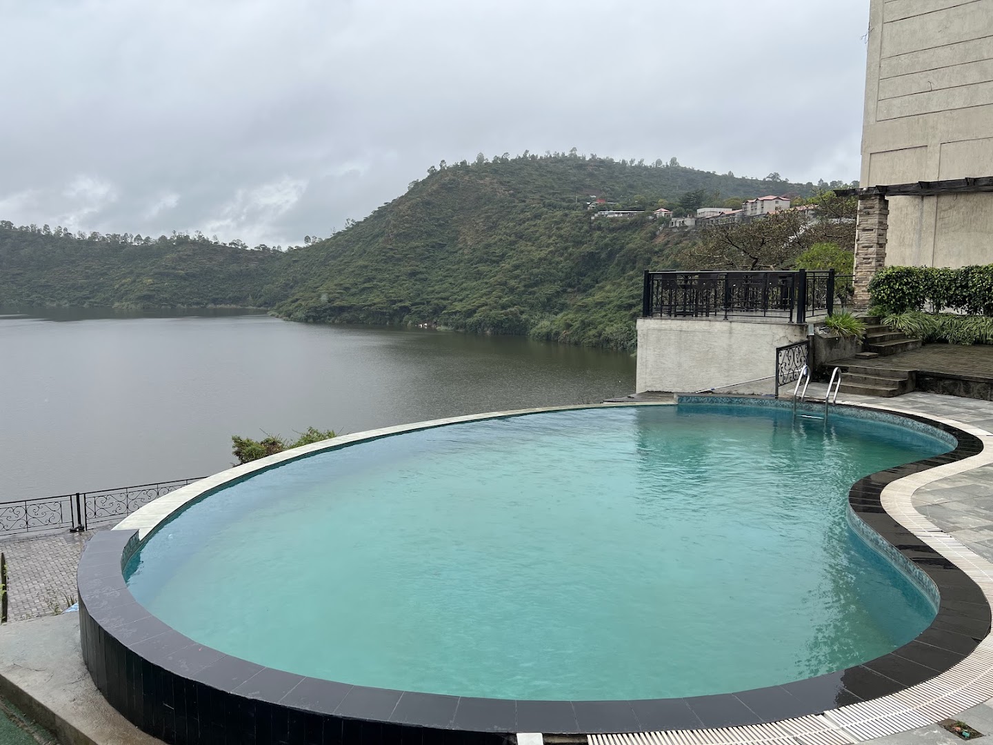 Lake Bishoftu Resort: beautiful resort pool and view