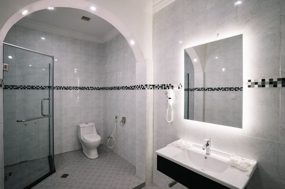 Lake Bishoftu Resort: clean professional hotel bathroom photo
