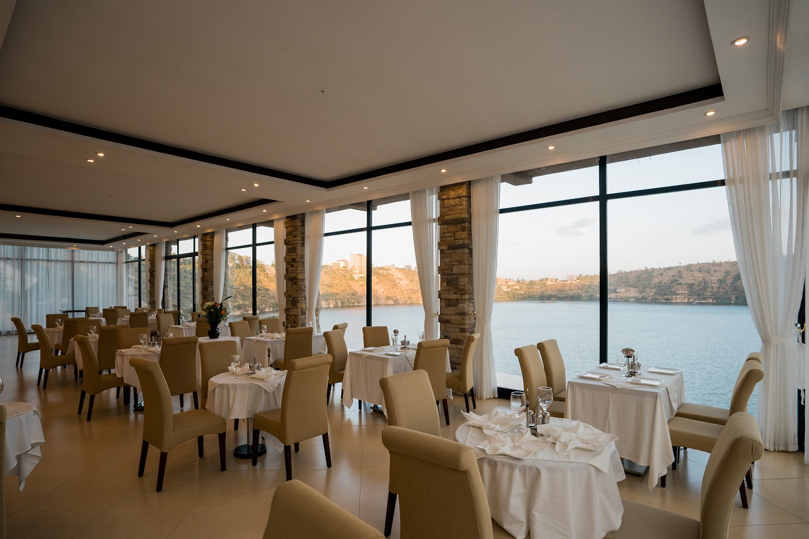 Lake Bishoftu Resort: beautiful restaurant interior with view