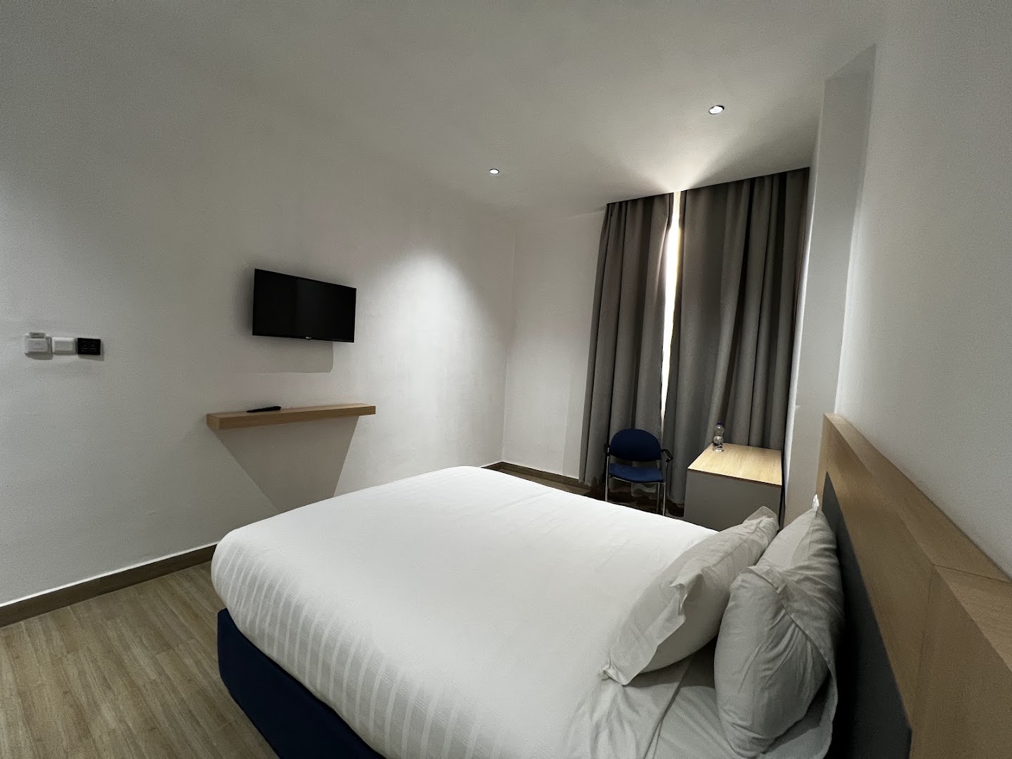 Seifert Hotel: clear photo of hotel room
