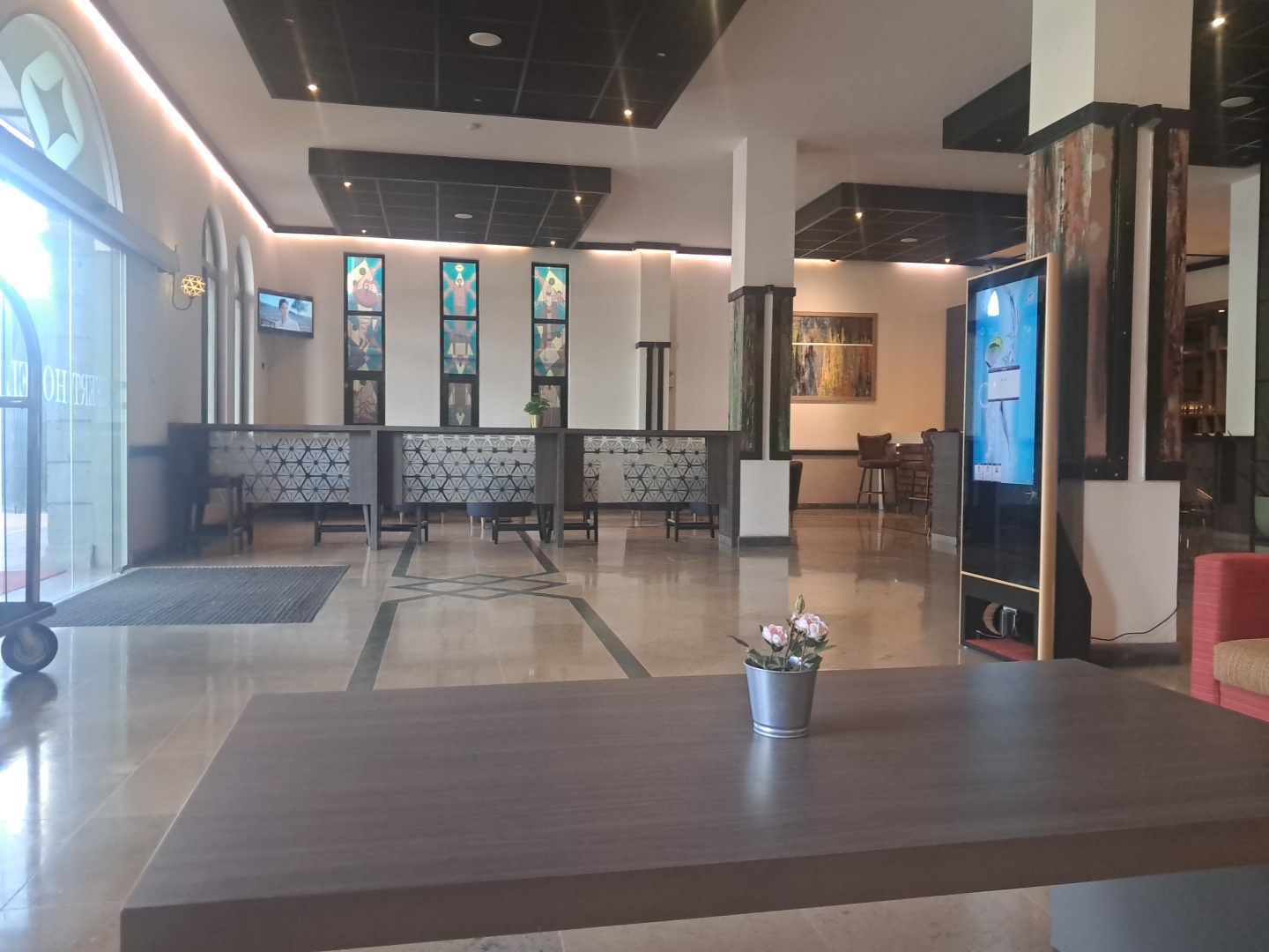 Seifert Hotel: clear view of hotel lobby