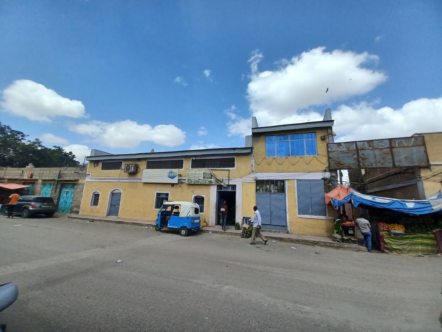 Al Hashim Tafach Migeb Bet: clear exterior view of shop
