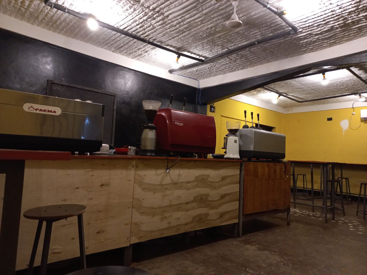 Coffee de La Gare: clear view of coffee equipment