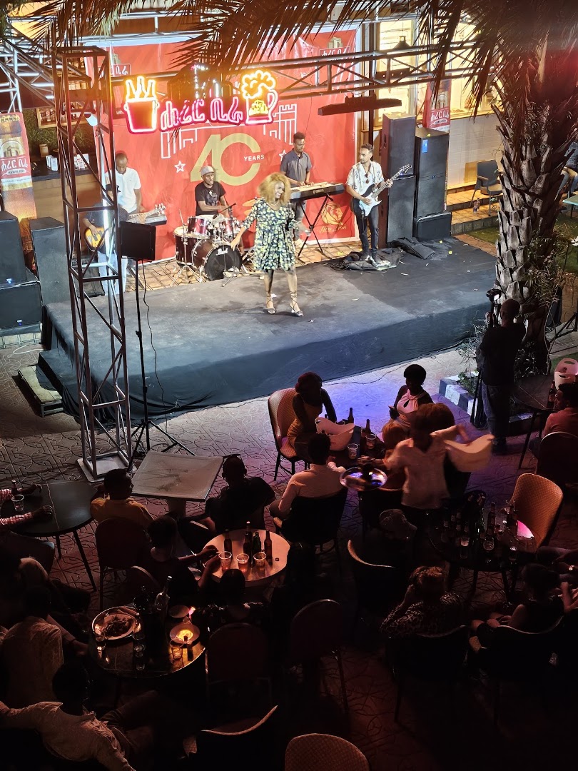 Food Zone Dire: lively restaurant atmosphere