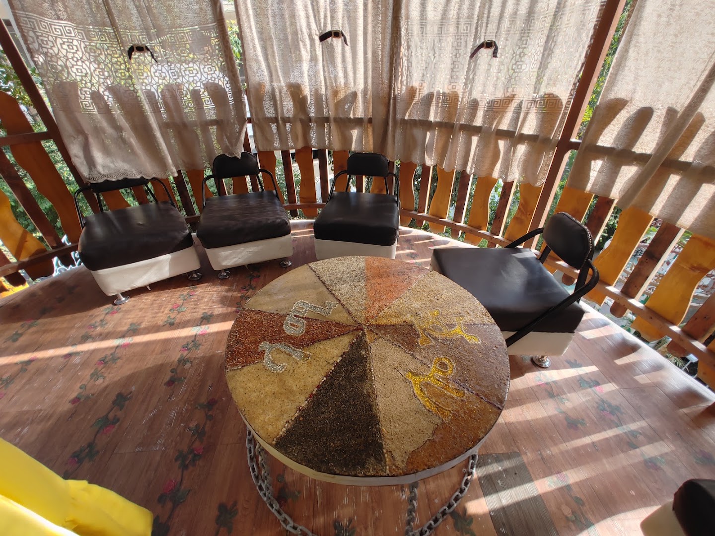 Paradiso Restaurant: clear photo of restaurant seating