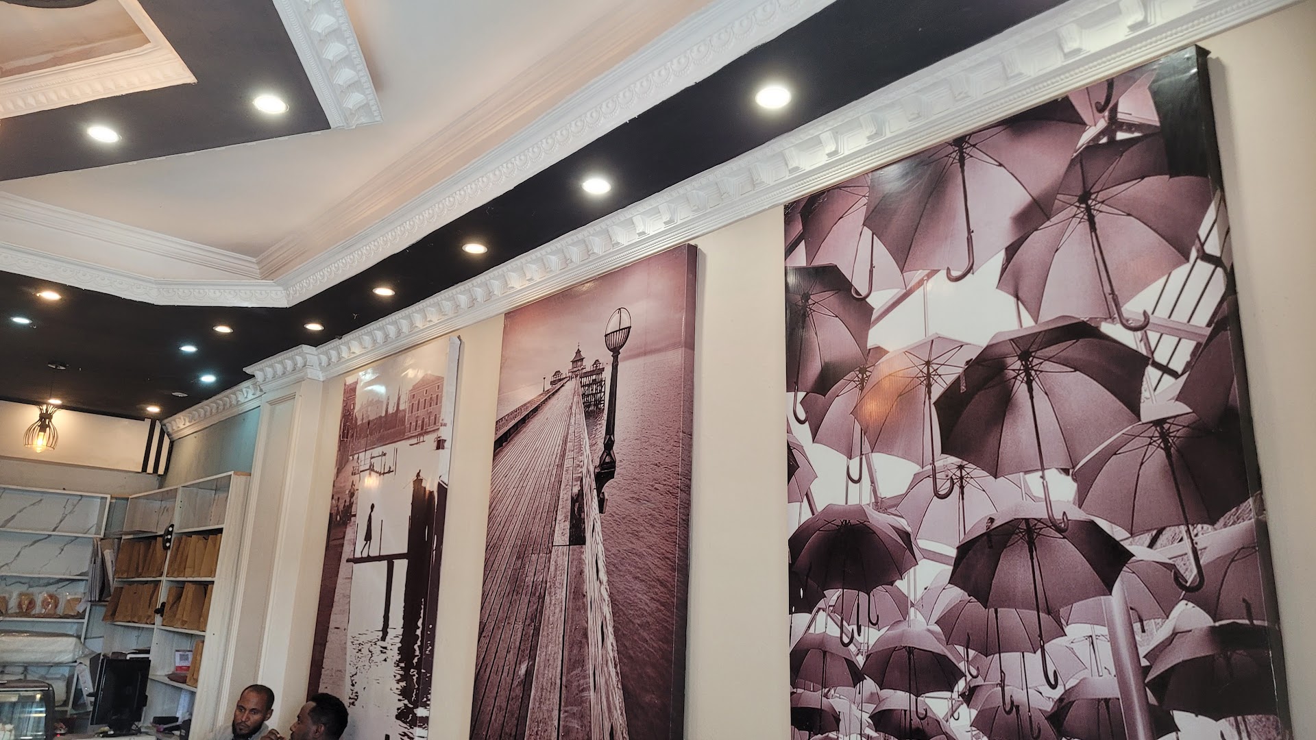 Coffee House: pleasant cafe interior atmosphere