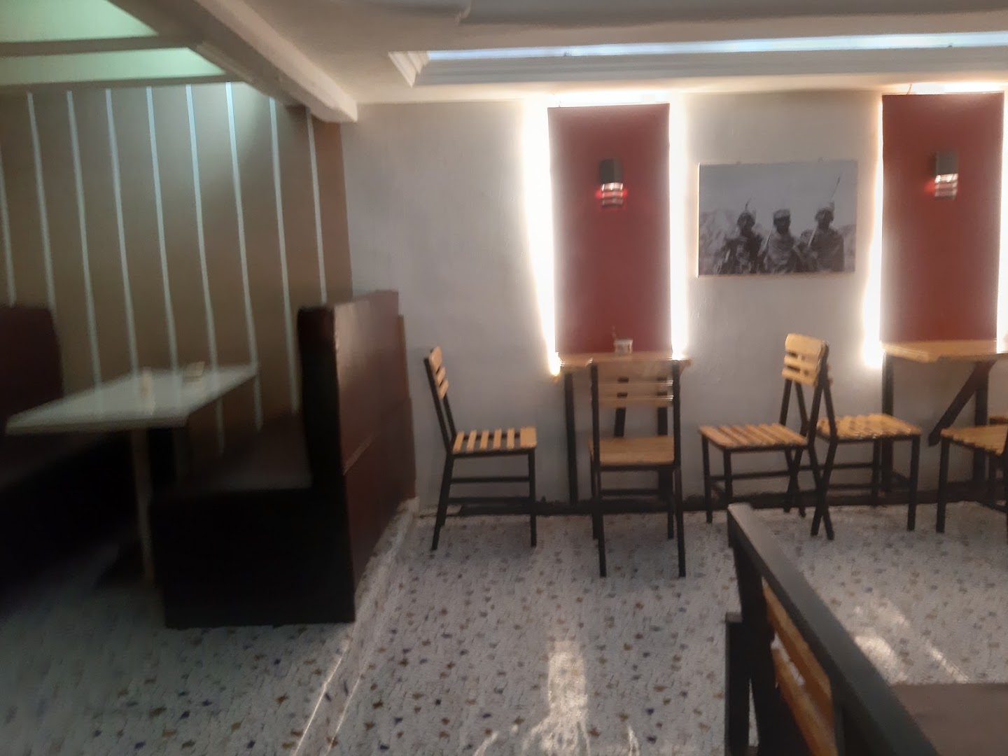 Retina Pizzeria & Cafe: clear view of restaurant interior