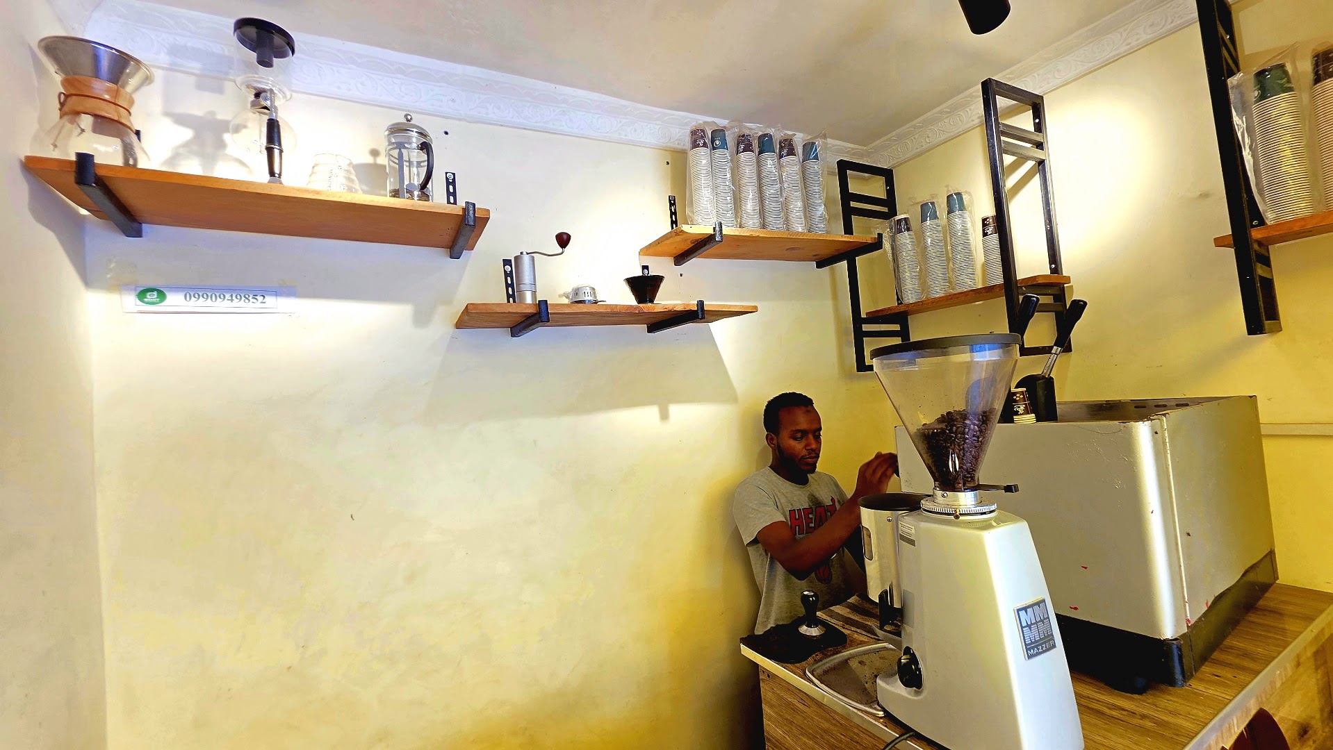 Bun Coffee Shop: staff preparing coffee drinks