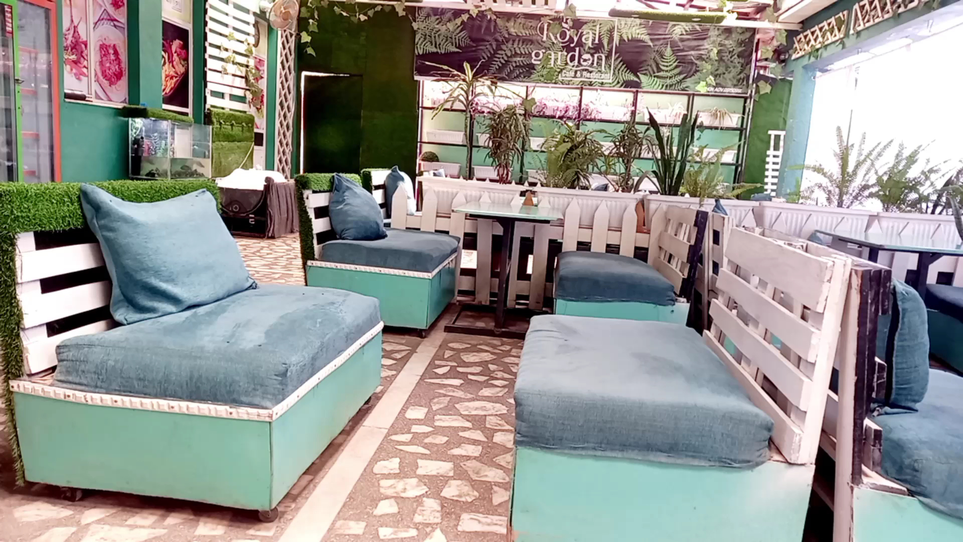 Royal Garden Cafe and Restaurant: clear view of restaurant interior