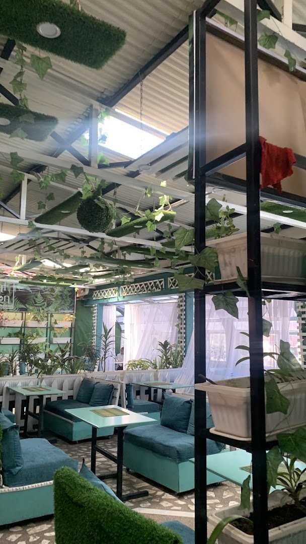Royal Garden Cafe and Restaurant: pleasant restaurant interior atmosphere