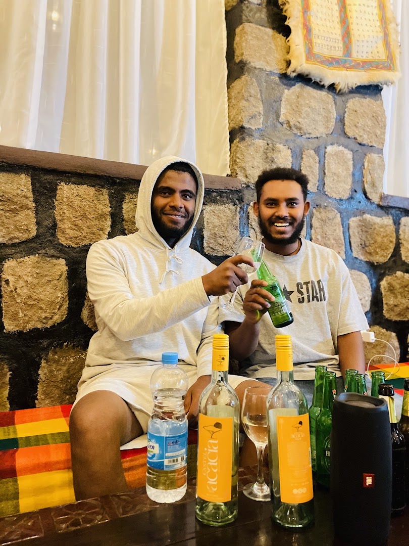 Alem Cooking Class Bar and Restaurant: customers enjoying the venue