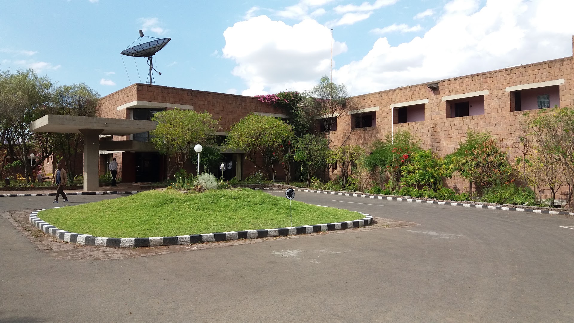 Roha Hotel Restaurant: clear exterior view of hotel