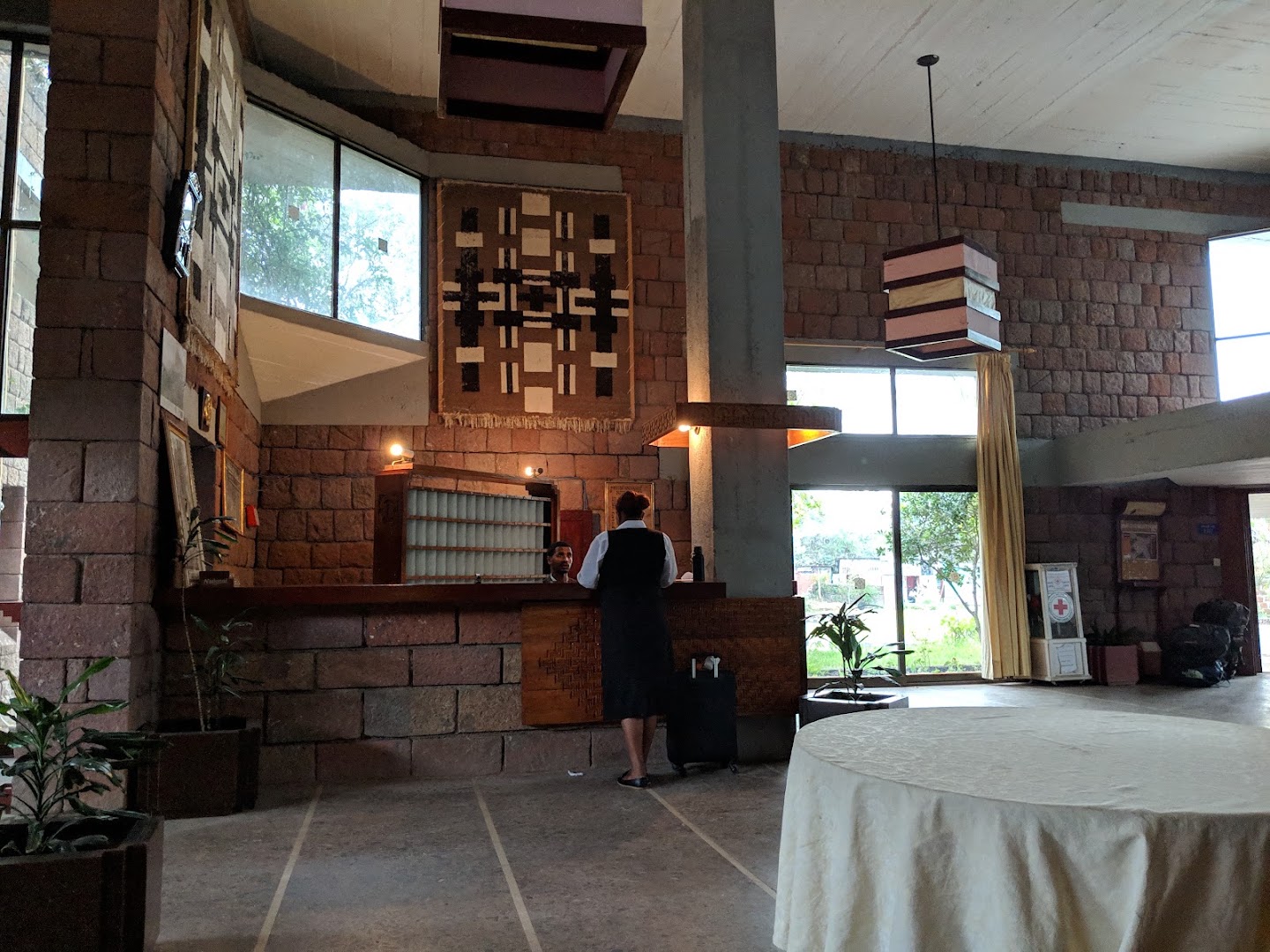 Roha Hotel Restaurant: clear view of hotel lobby