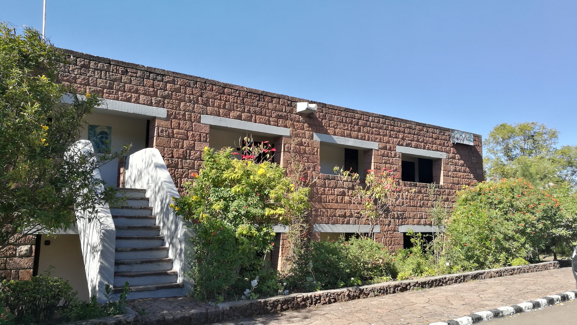 Roha Hotel Restaurant: clear exterior view of hotel
