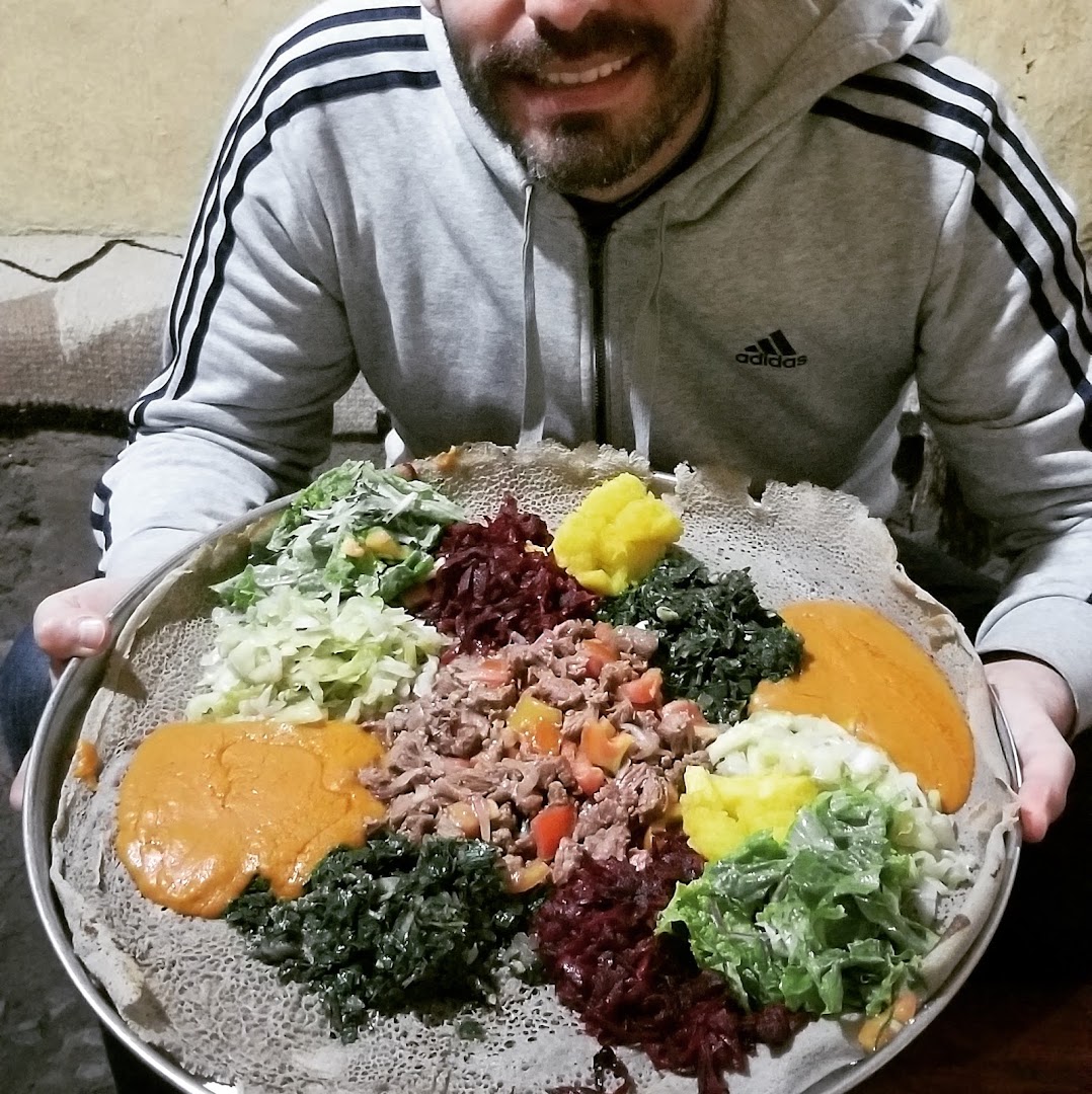 Unique Restaurant: appetizing food photo with customer