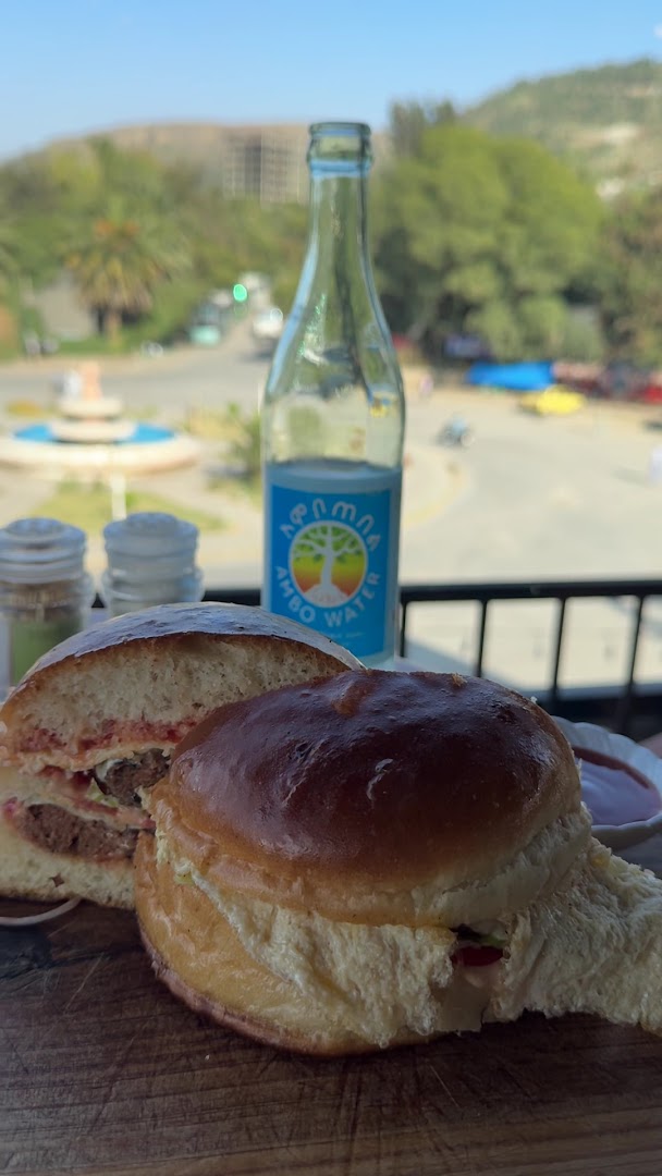 Guliet Cafe & Restaurant: appetizing food and nice view