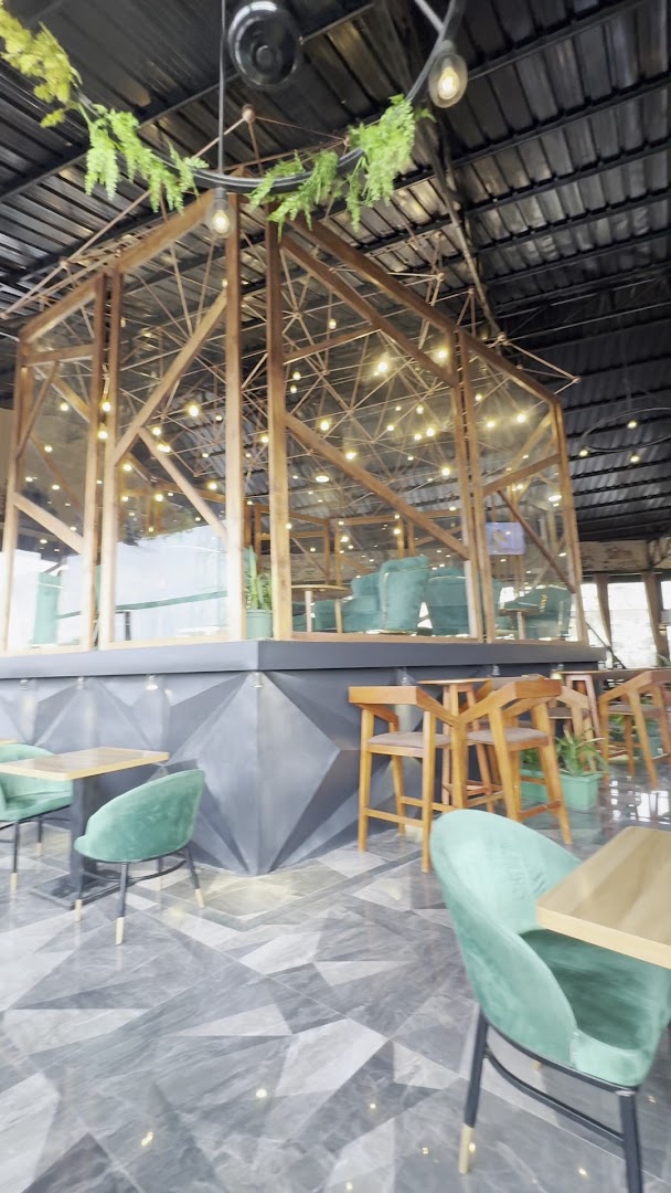 Guliet Cafe & Restaurant: attractive interior and atmosphere