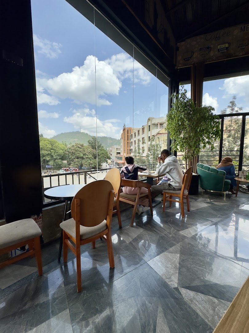 Guliet Cafe & Restaurant: inviting atmosphere and nice view