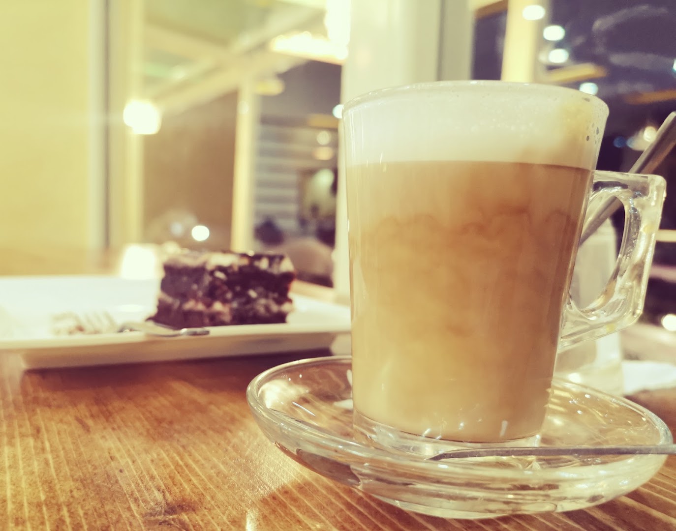 Kiki's Cafe & Restaurant: appetizing photo of coffee and cake