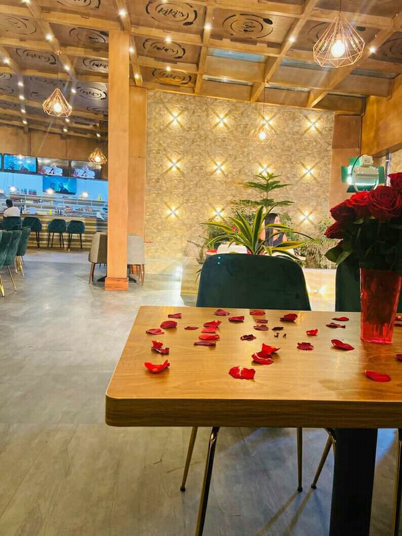 Kiki's Cafe & Restaurant: inviting restaurant interior atmosphere