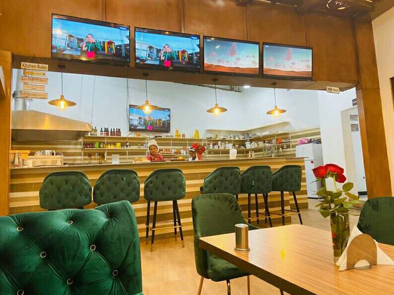Kiki's Cafe & Restaurant: clear view of restaurant interior