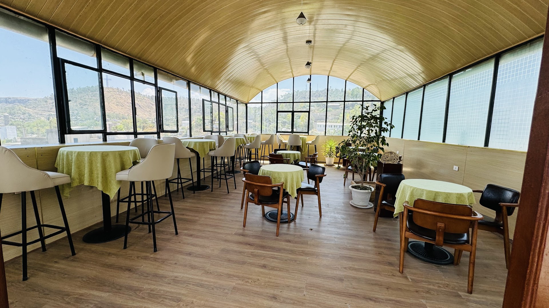 Moringa Hotel Restaurant: clear photo of restaurant interior
