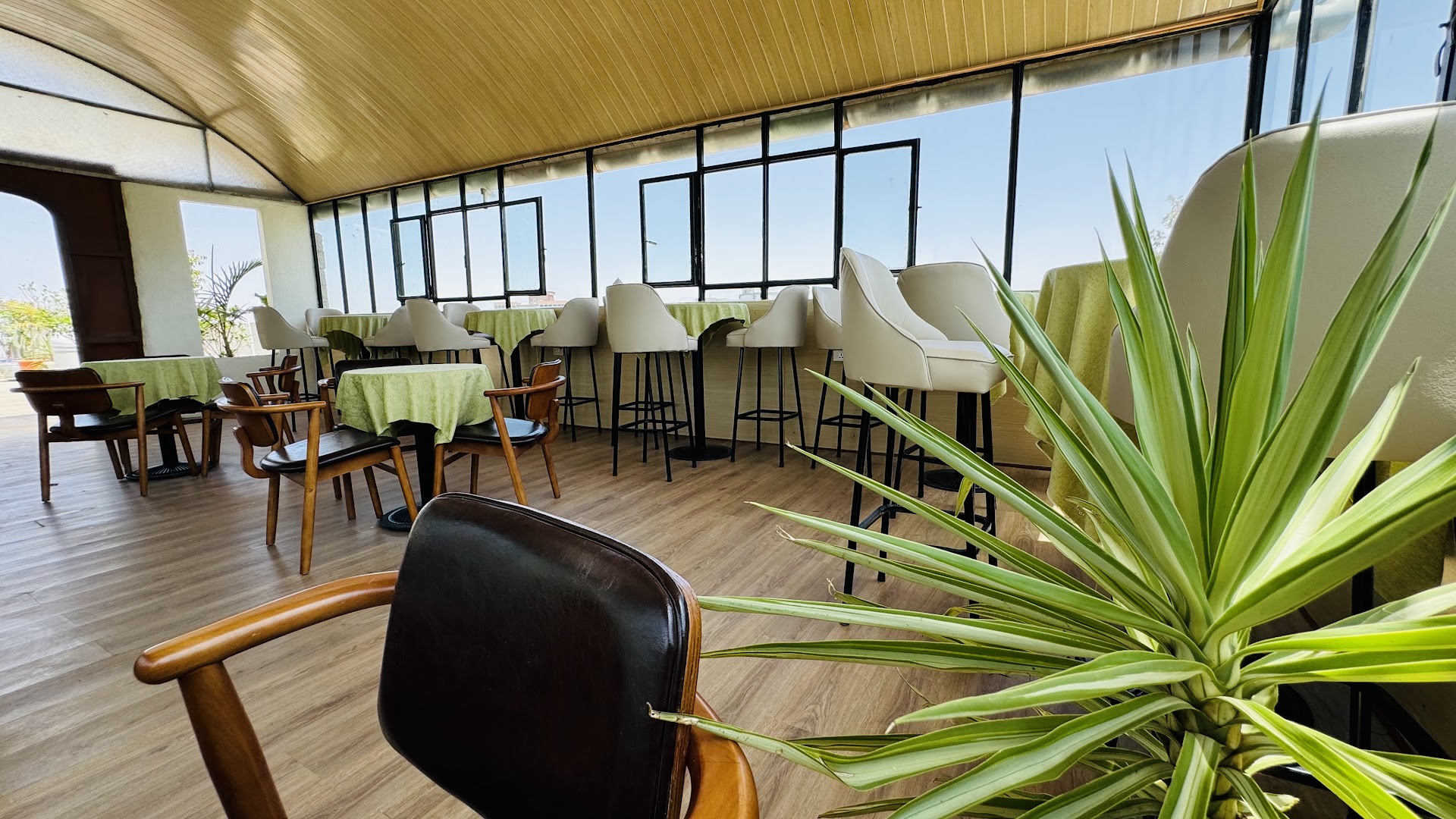 Moringa Hotel Restaurant: inviting and clear restaurant interior