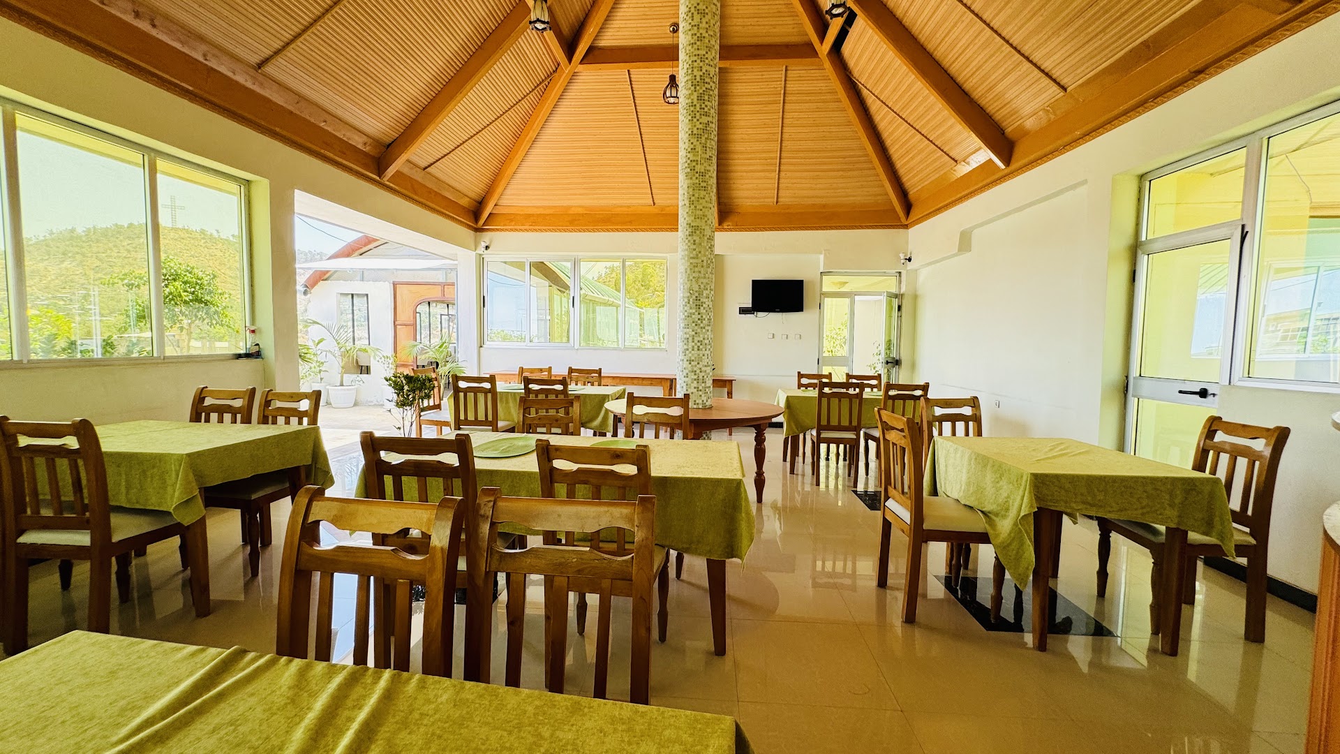 Moringa Hotel Restaurant: clear photo of restaurant interior