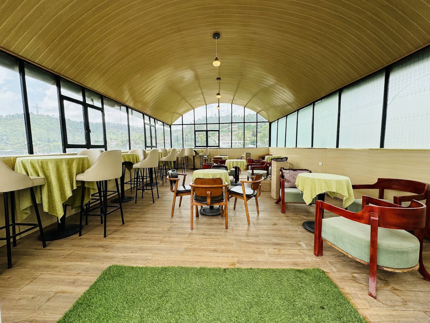 Moringa Hotel Restaurant: clear, inviting restaurant interior photo