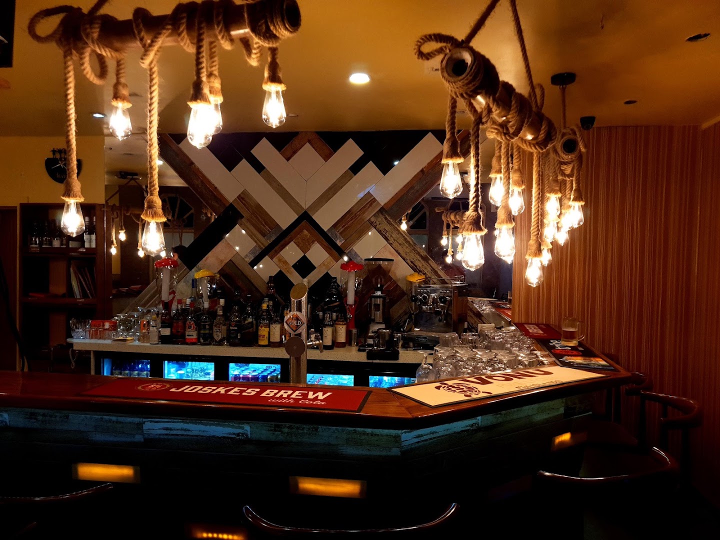 Good Times Bar & Grill: attractive bar interior and lighting