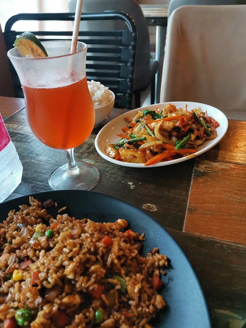 Good Times Bar & Grill: appetizing food and drink presentation