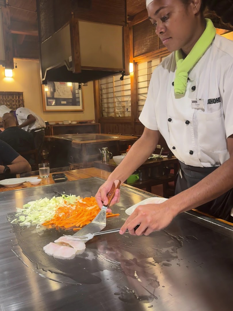 Daikoku Japanese Restaurant: professional chef cooking at table