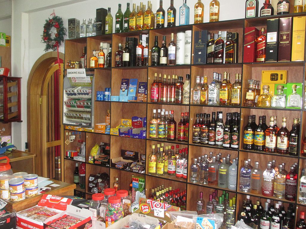 Sea Lovers Wines & Spirits: clear display of shop products