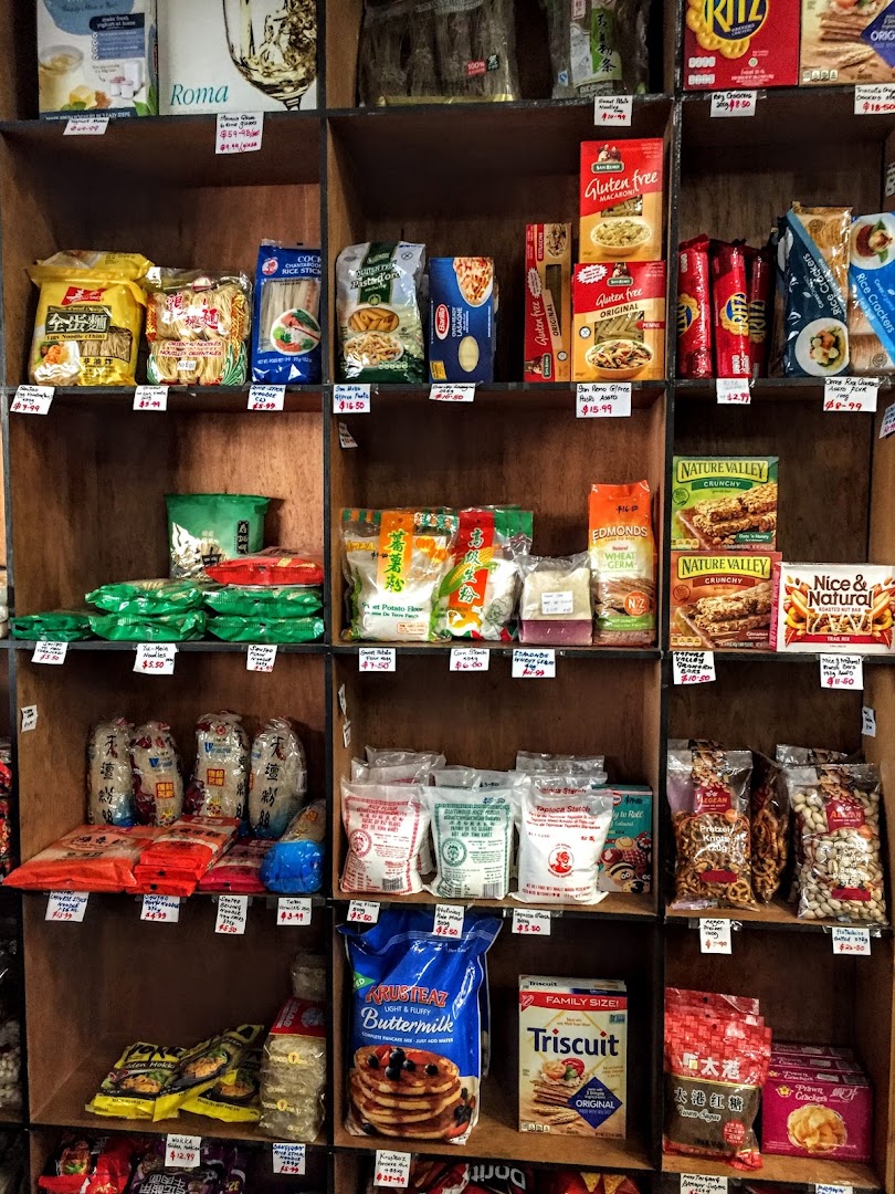 Sea Lovers Wines & Spirits: clear display of shop products
