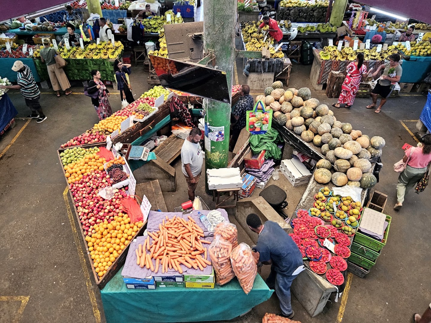 Suva Municipal Market: vibrant market atmosphere and activity
