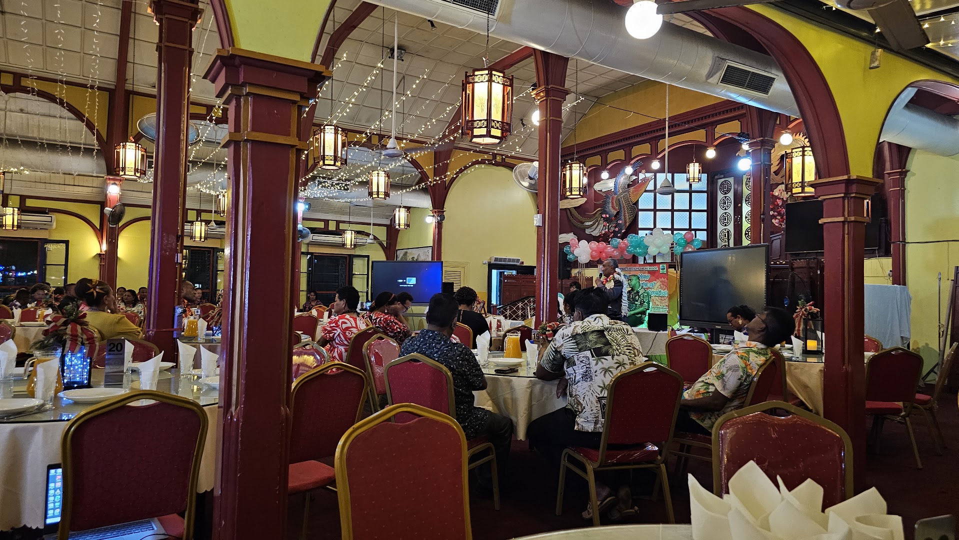 Vineyard Palace Restaurant: clear view of restaurant interior